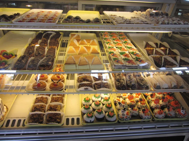 there are many deserts on display in the glass case