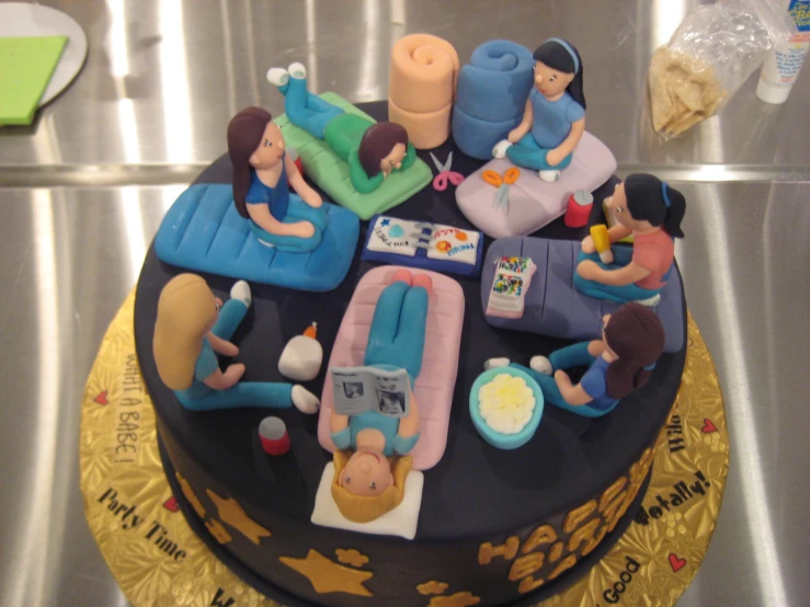 cake with people on the couch all decorated like a bed