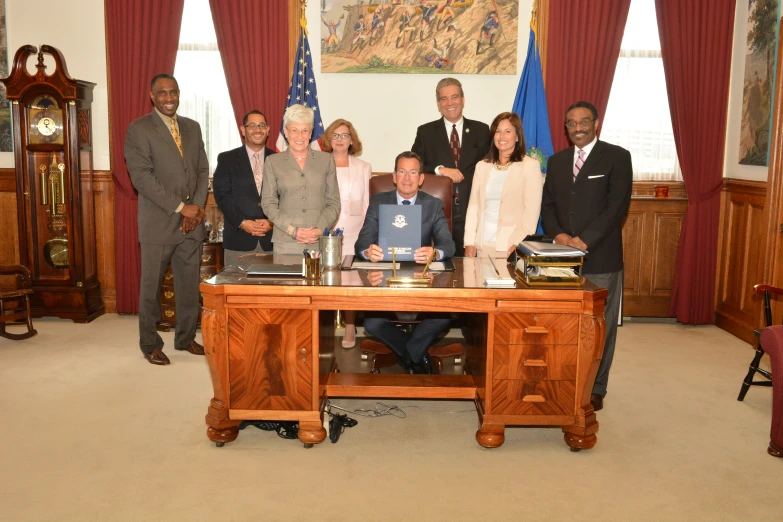 there are many people that have been signed on the desk