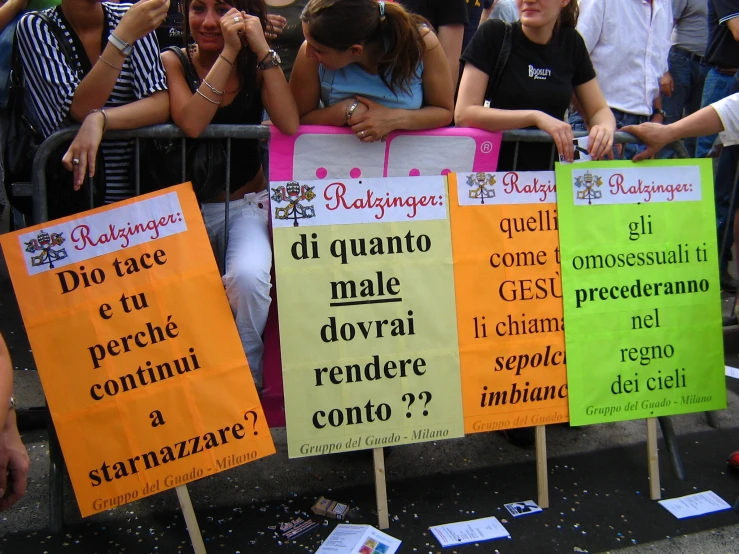 women are displaying signs in spanish with words painted on them
