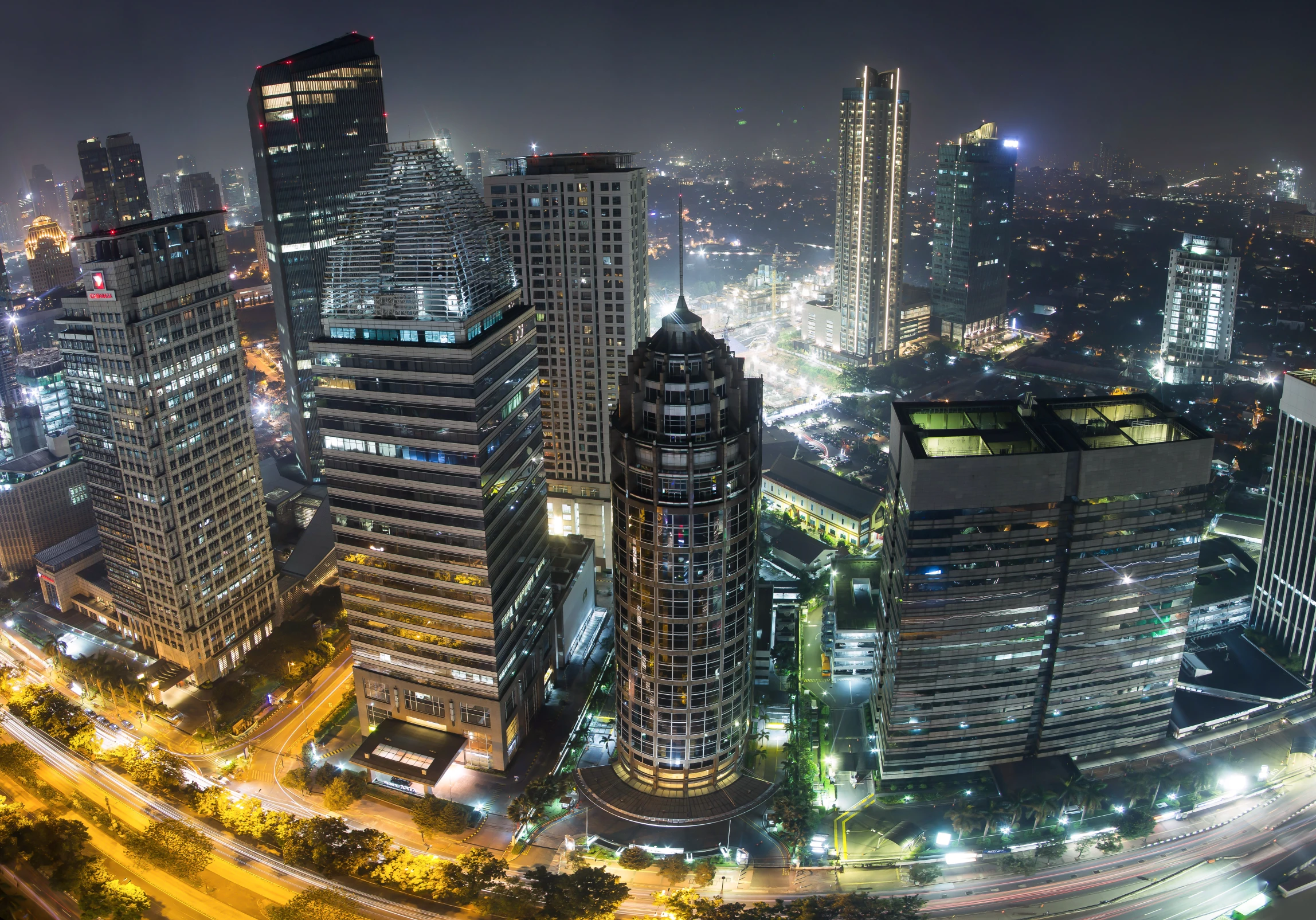 a very large cityscape with some tall buildings