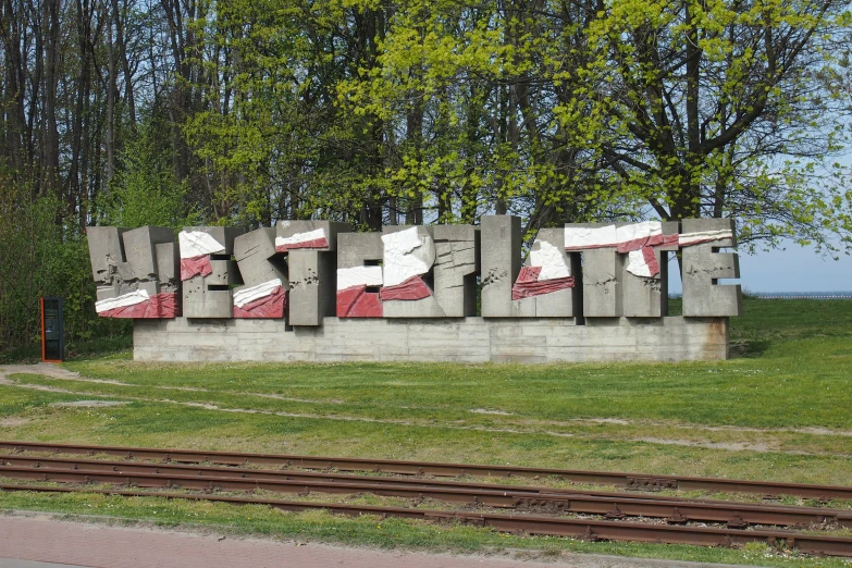 a monument on the side of the railroad track