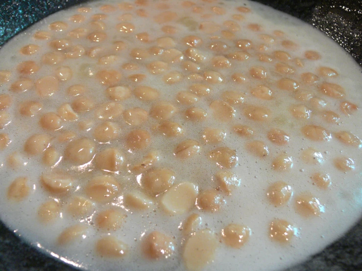 white bean in a glass bowl on top of stove