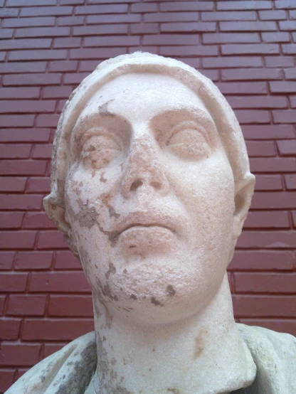 the head and shoulders of a statue of a man