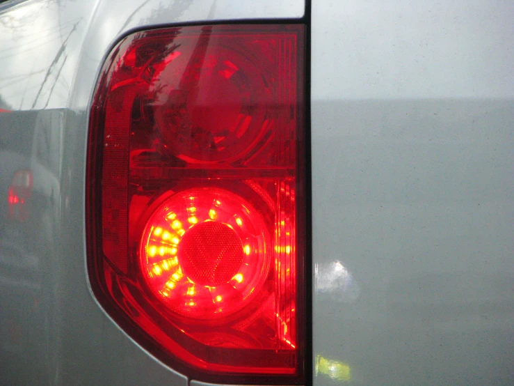 the tail light on a vehicle with red ke lights