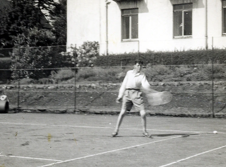 a woman playing tennis on a tennis court