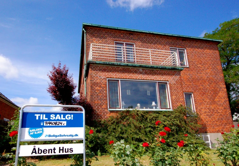 an apartment is on the side of a large building