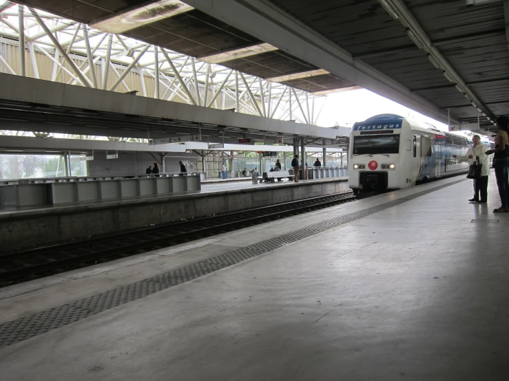 a train pulling into the train station to get to work