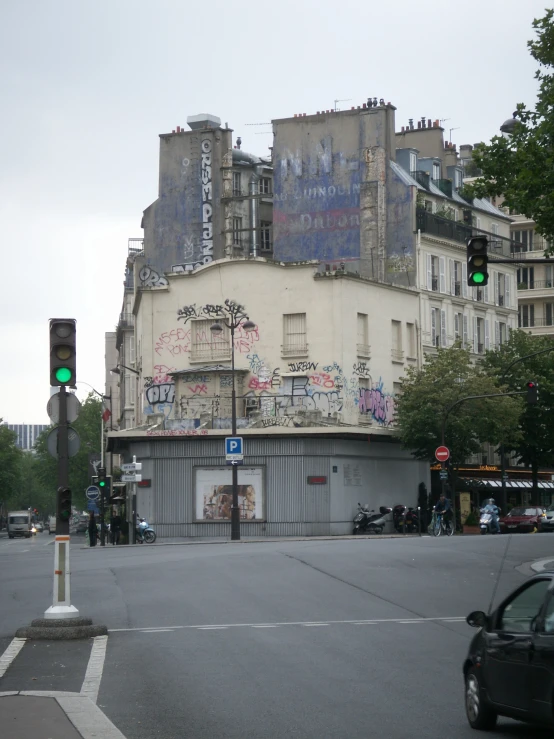 traffic lights and a tall building in an urban area