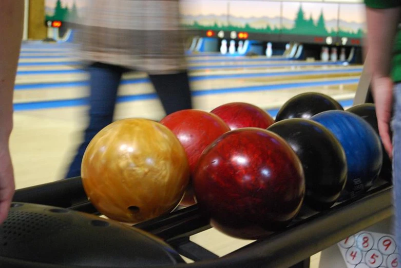 people are playing a game of bowling on the bowling pin