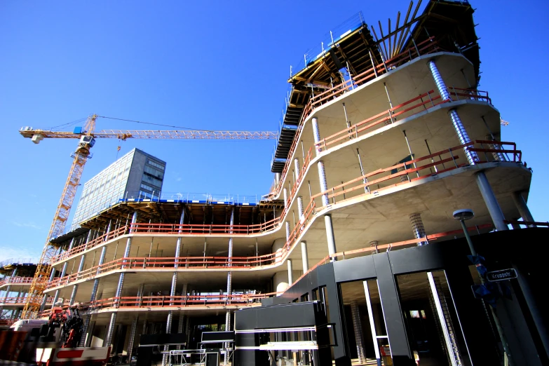 construction going on at the top of an apartment building