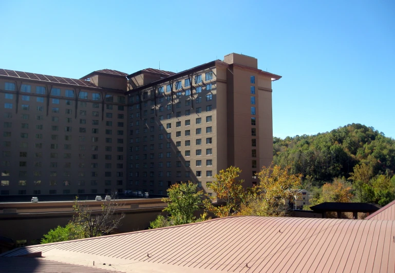 a tall building with windows and a roof