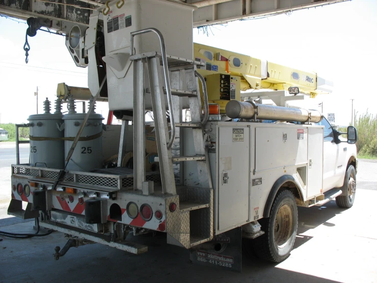 the back end of a large truck with a lot of machinery on the back