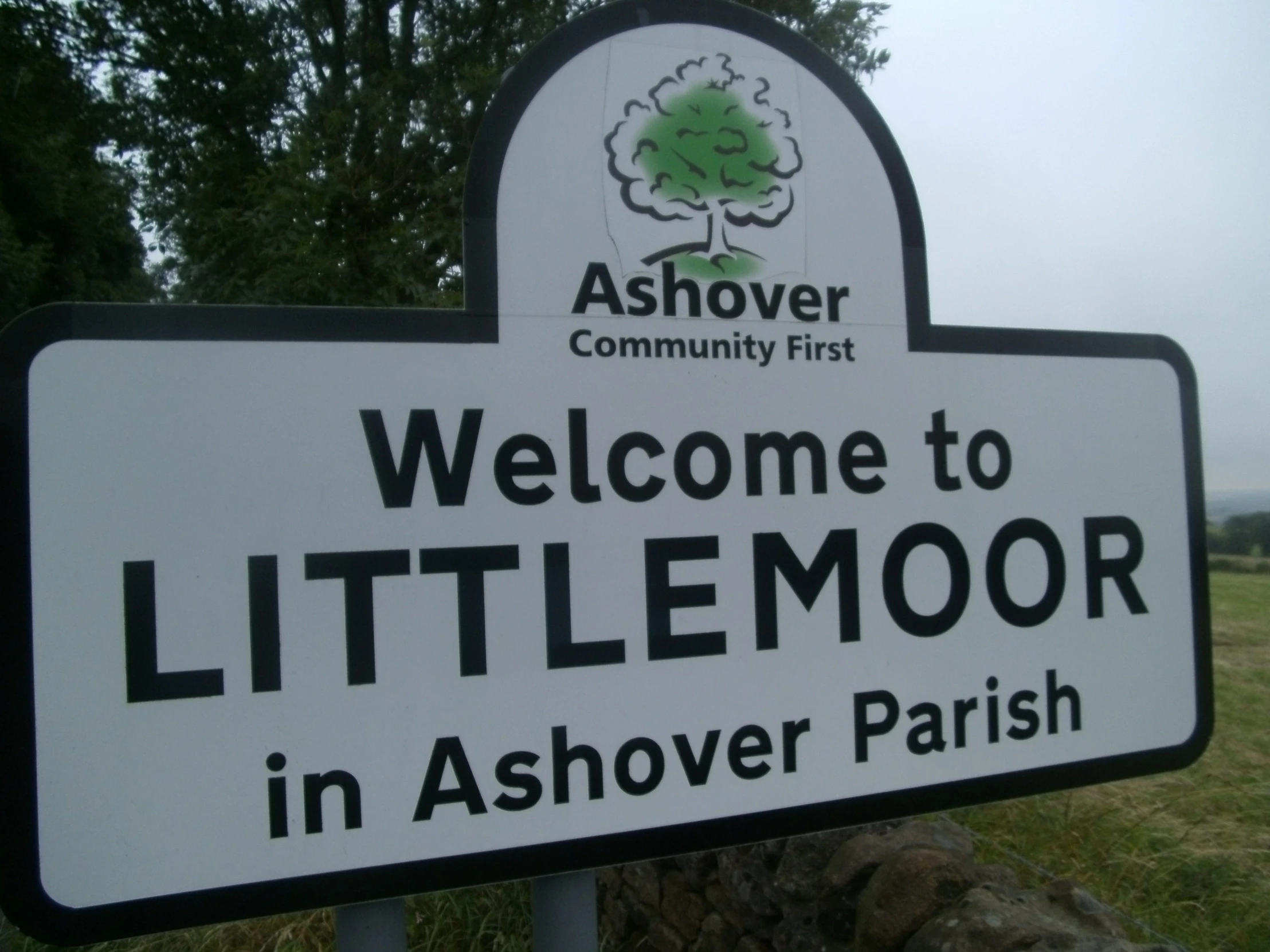 a sign for the welcome to a littlemooor in ashover park