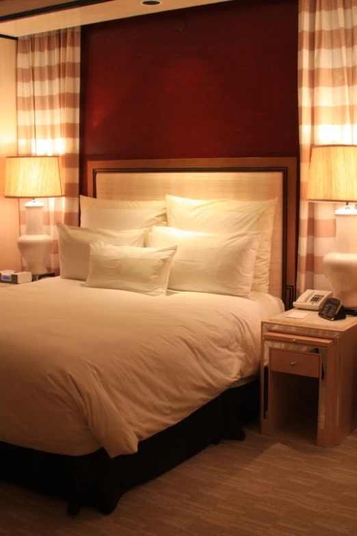 an image of a el bed with two lamps