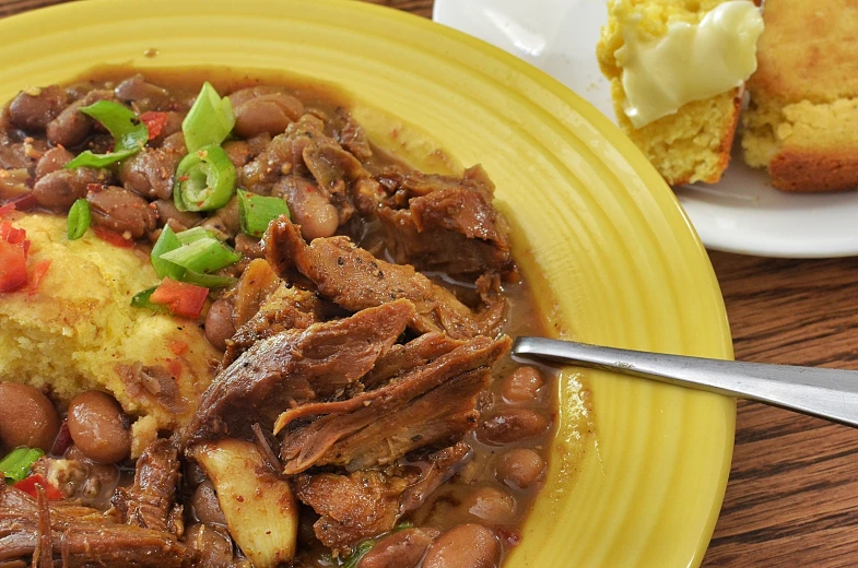 some type of chili stew with bread on the side