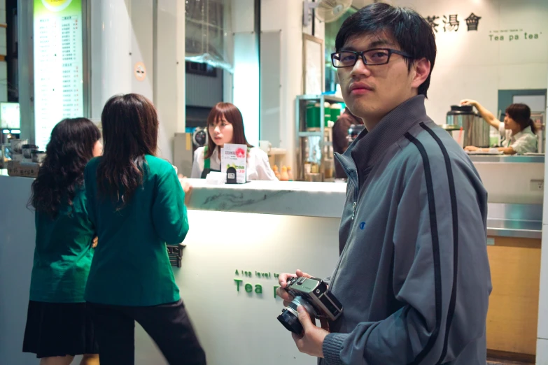 a man stands in front of a counter while looking at soing