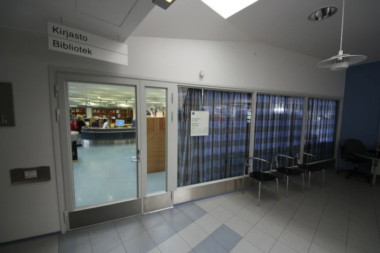 a room filled with tables and chairs with lots of windows