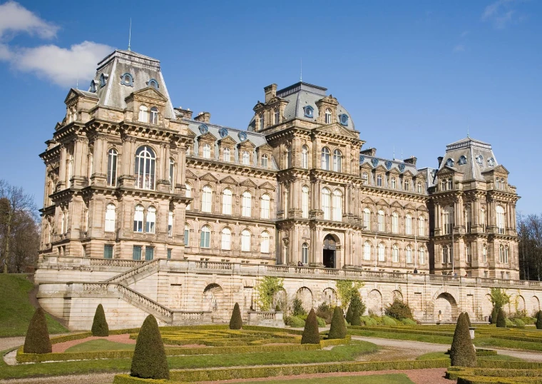 a very large building that has some plants in front of it