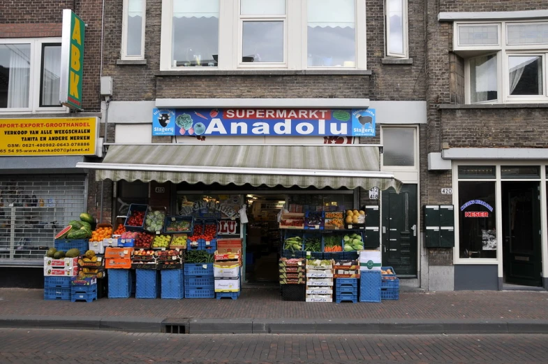 a store front that has the words anadosui