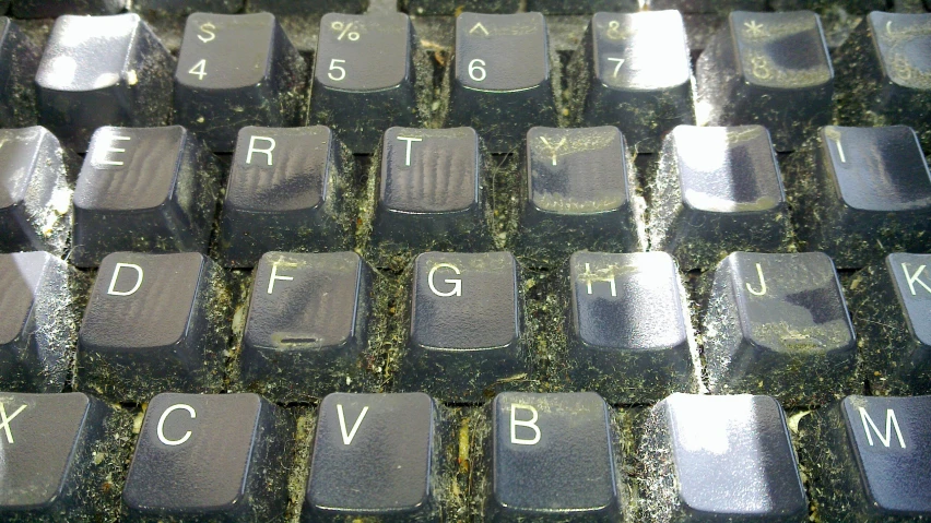 a close up po of an old, ed keyboard