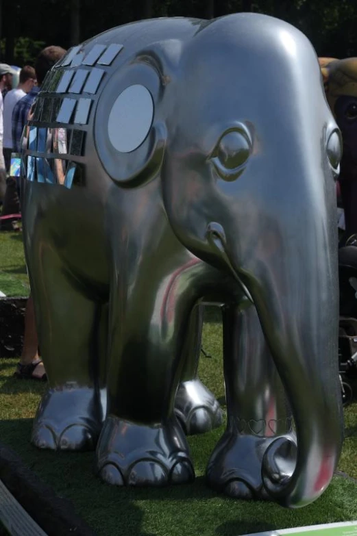 the small elephant statue is at the festival