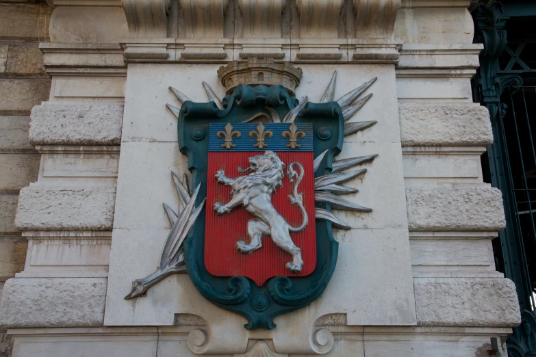 the coat of arms on the side of a building