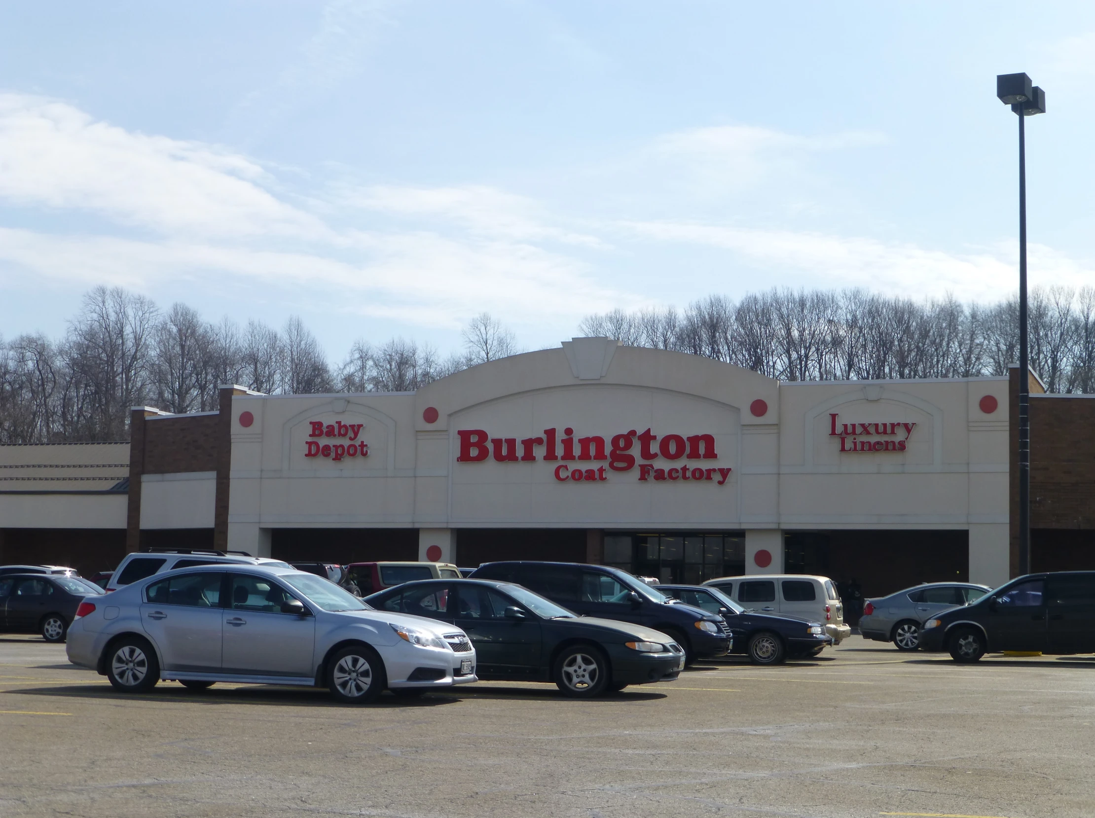 a building with many different cars outside in parking lot