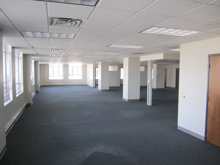 this empty office has three columns in the middle