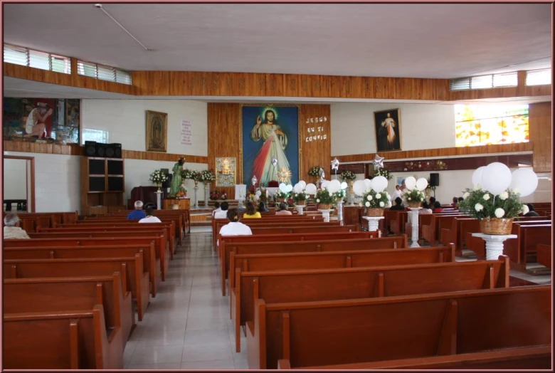 empty church pews with flowers in them and pictures