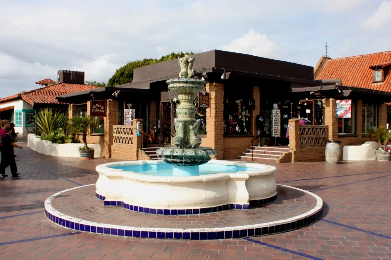 a fountain is placed on the side of a road