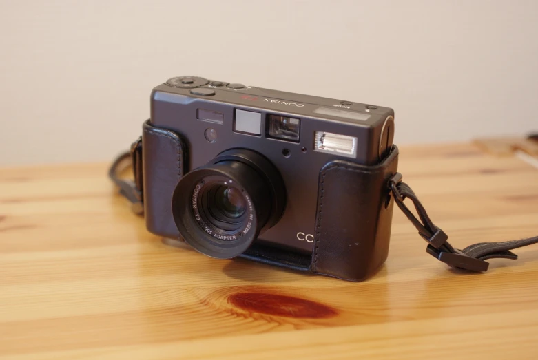 an old style camera that has a leather case on the top