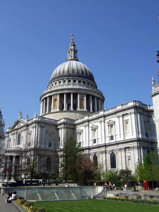 there is a very large building with many statues on it