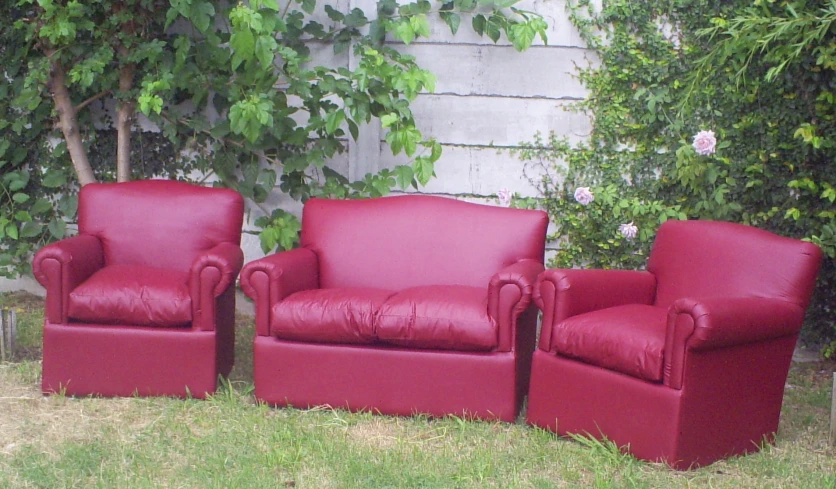 there are three leather chairs sitting next to each other