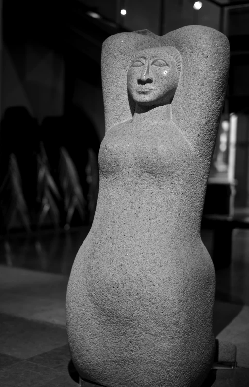 a sculpture is shown in black and white