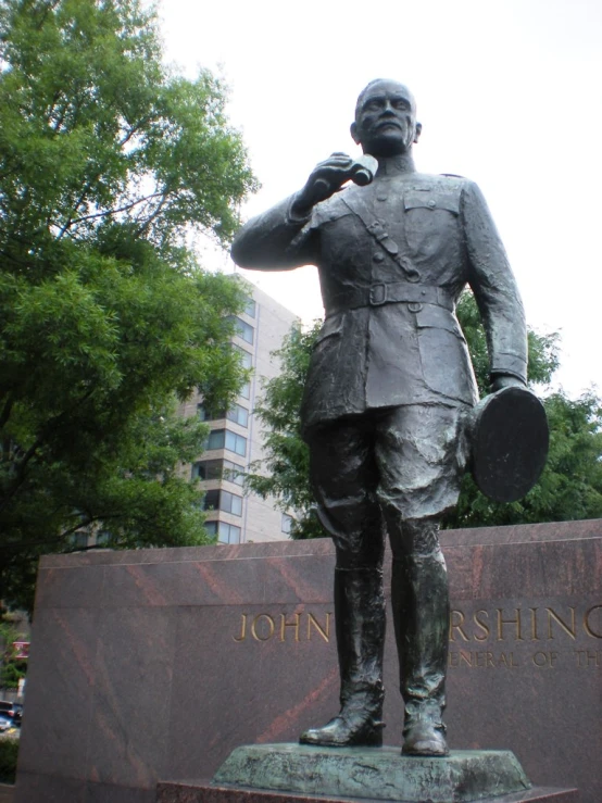 a statue standing in front of the lincoln memorial