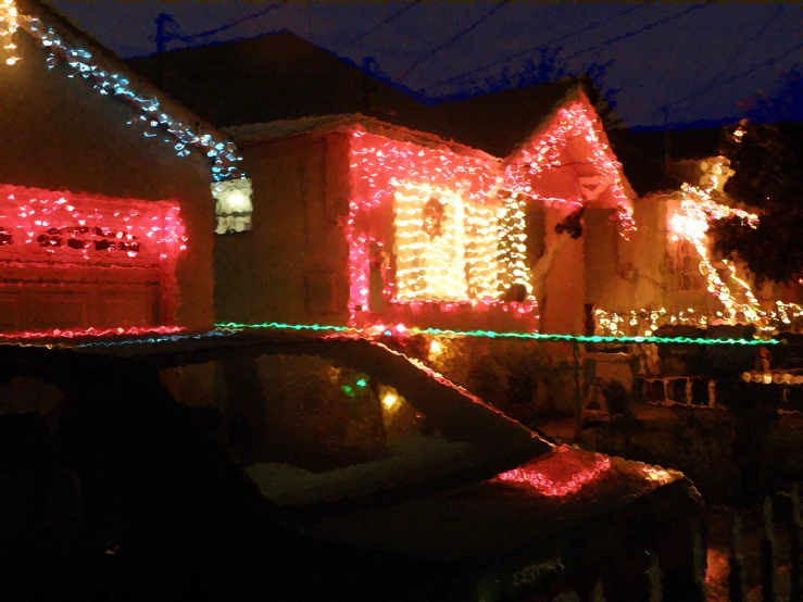 a bunch of lights are on houses on the street