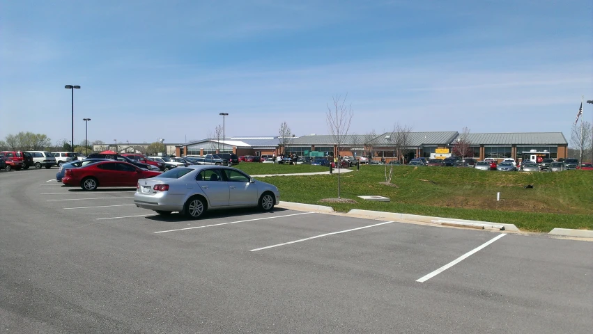 a bunch of cars are parked in a parking lot