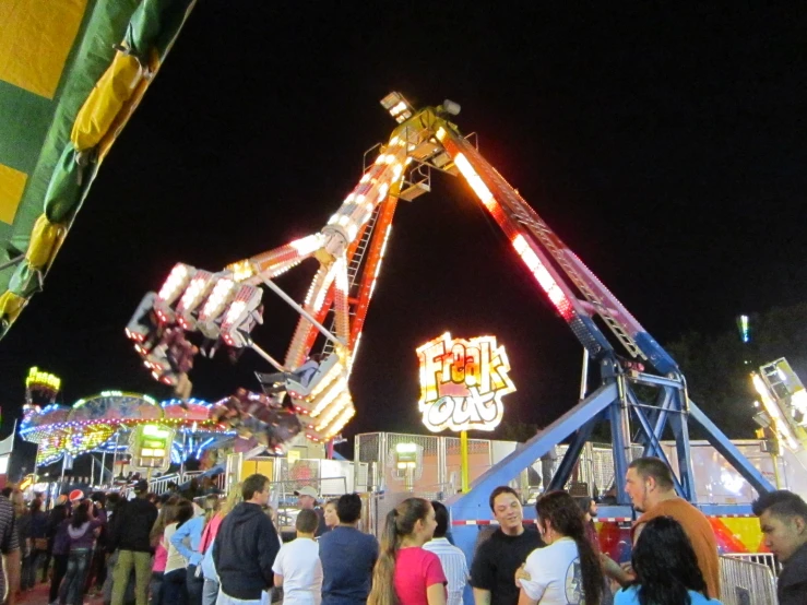 a carnival ride that is lit up at night