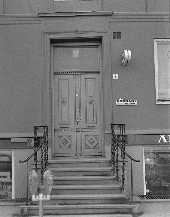 an image of a house with a big door