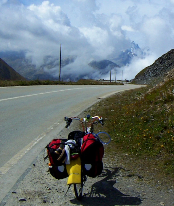 there are many things to pack up on the back of this bike