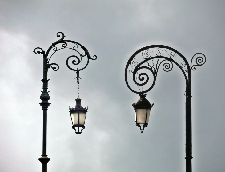 there are three lamps hanging on the same pole