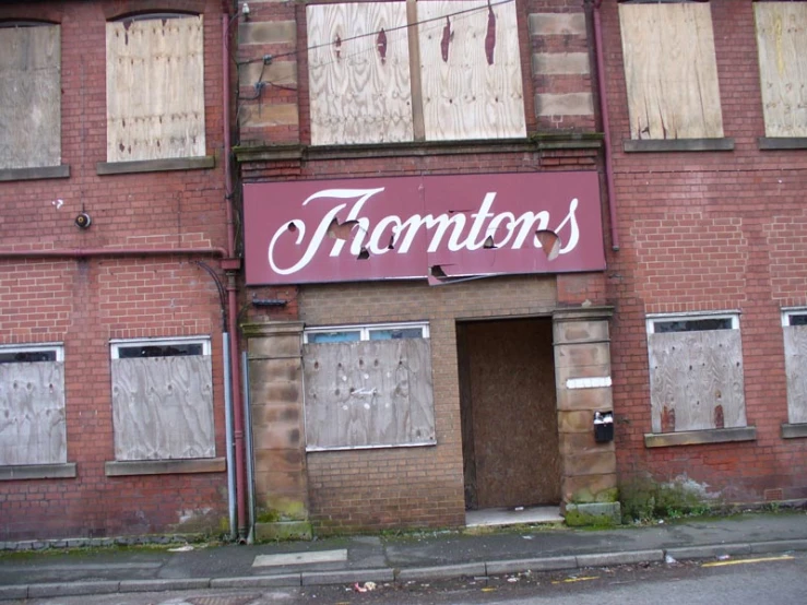 a building that has some doors and graffiti on it