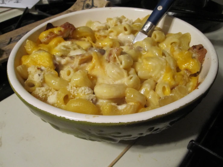 a bowl that has macaroni and cheese in it