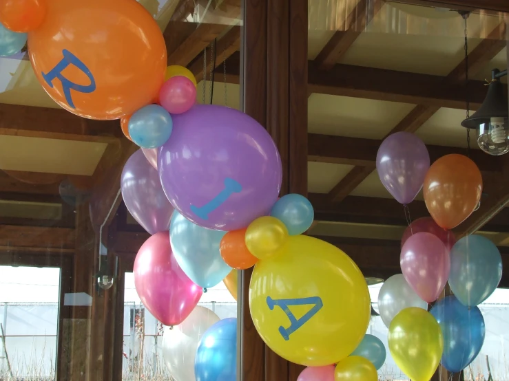 a group of balloons with the number seven on them