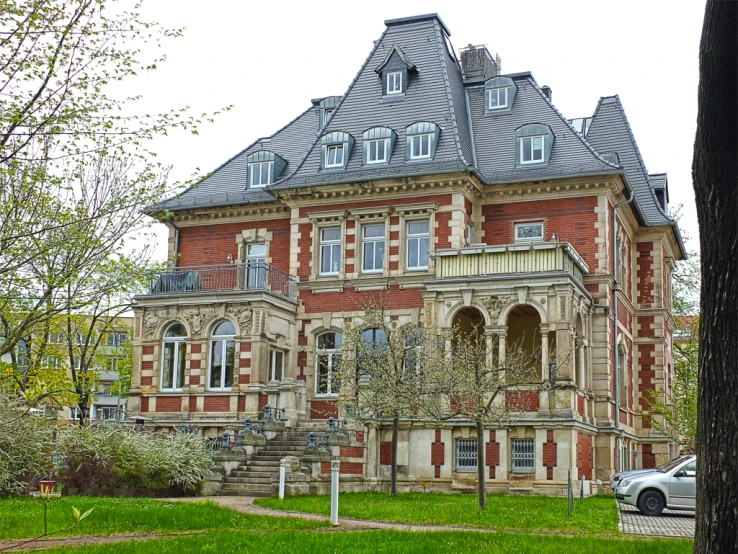 a very large and old building with lots of windows