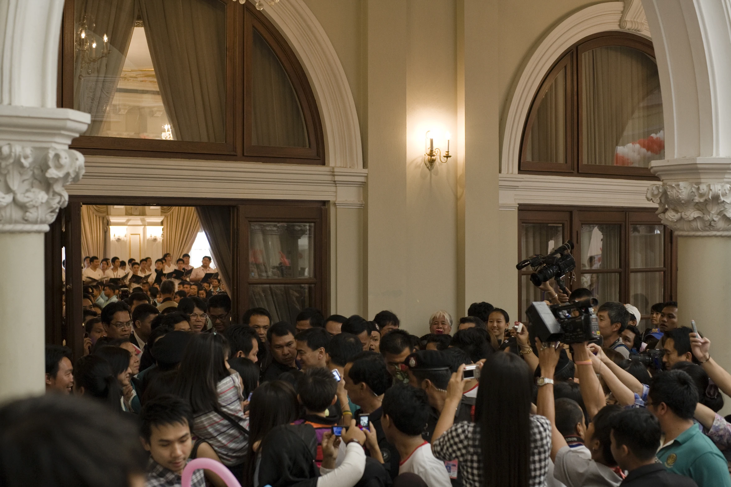 a large group of people taking pictures with cameras