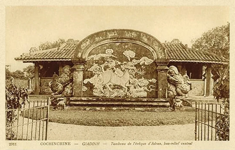 a garden with statues around it and ornate archways