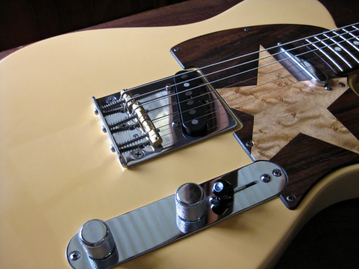 a guitar neck is shown with the top portion of the guitar