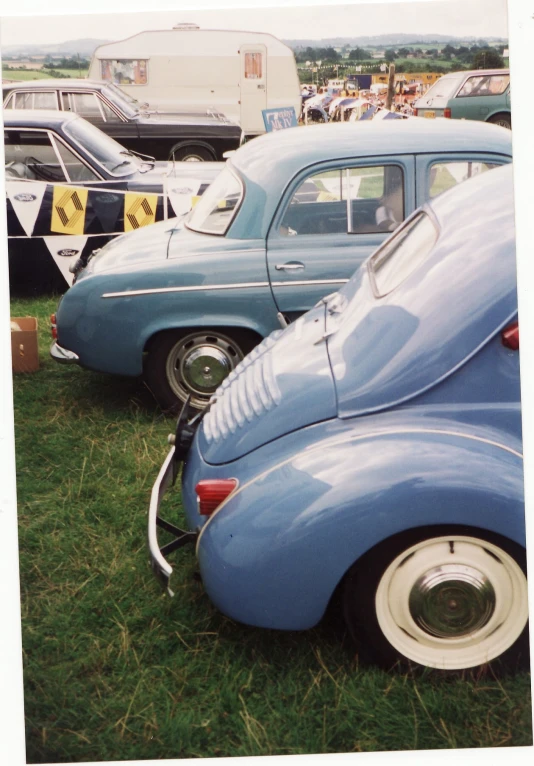 an antique car is parked next to another older car